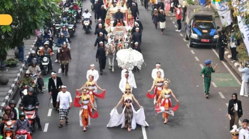 Kirab Budaya HUT ke-80 Jawa Barat Warnai Bandung